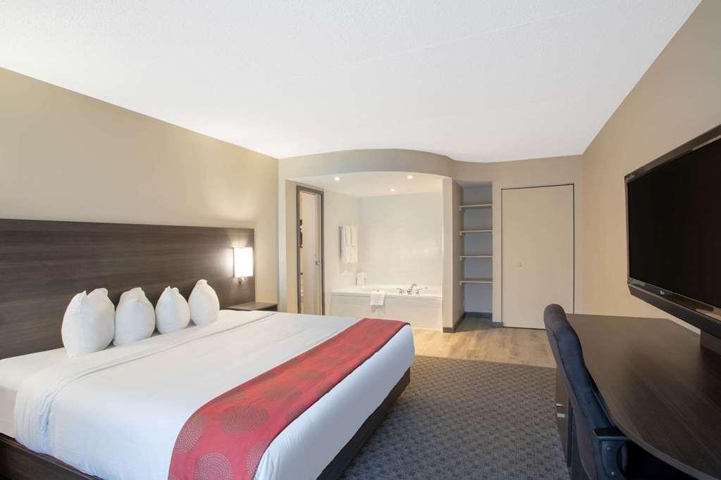 Quality Inn & Conference Centre Kingston Central Room photo