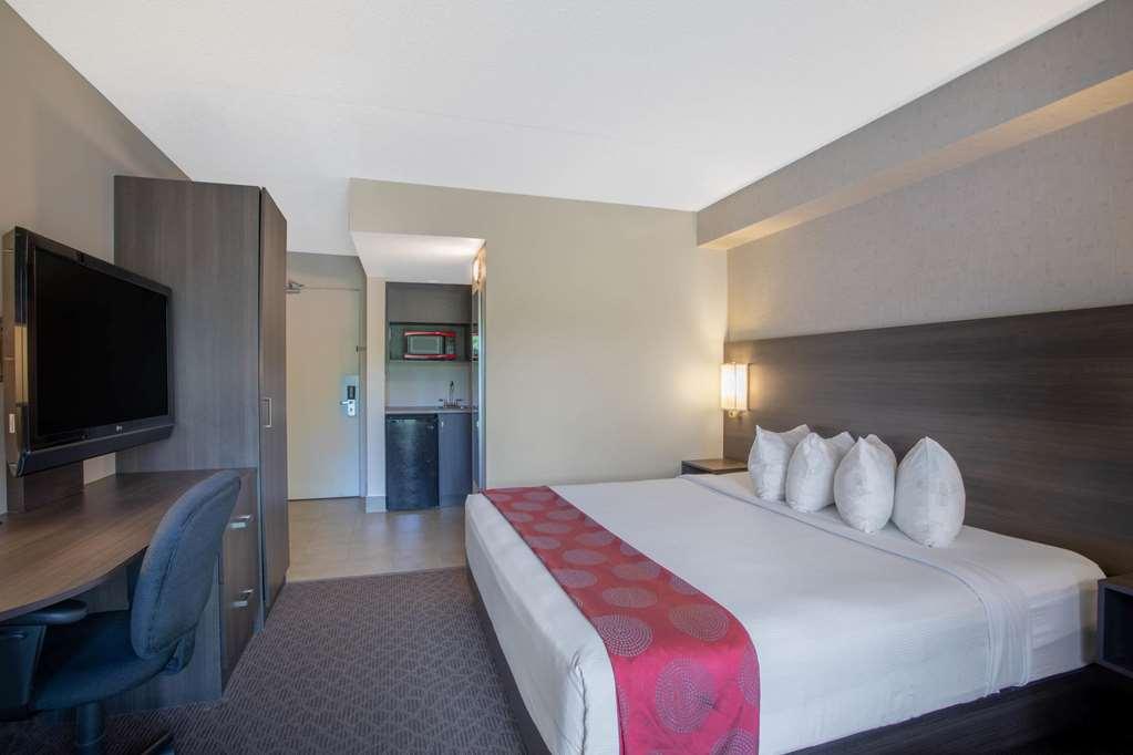 Quality Inn & Conference Centre Kingston Central Room photo